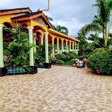 Chateau Margarita Ja Montego Bay Buitenkant foto